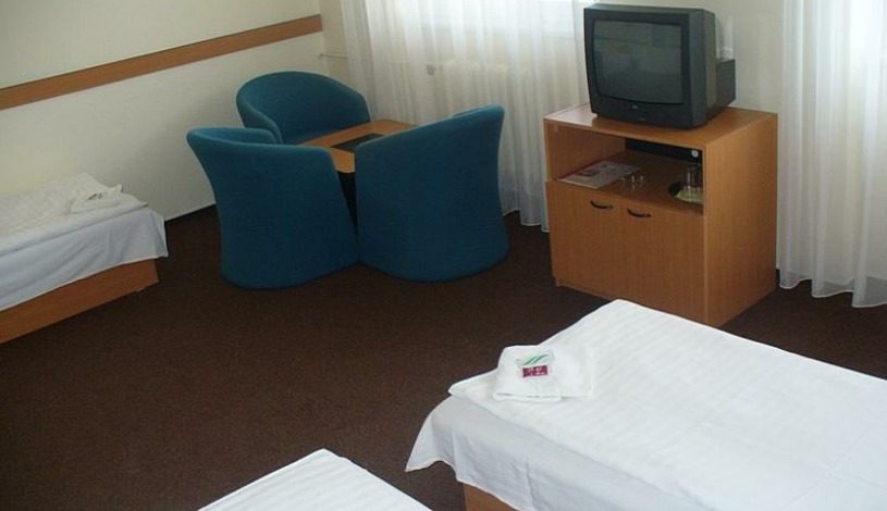 HOTEL MORAVA** Uherské Hradiště - třílůžkový pokoj se sprchou, dvoulůžkový pokoj se sprchou